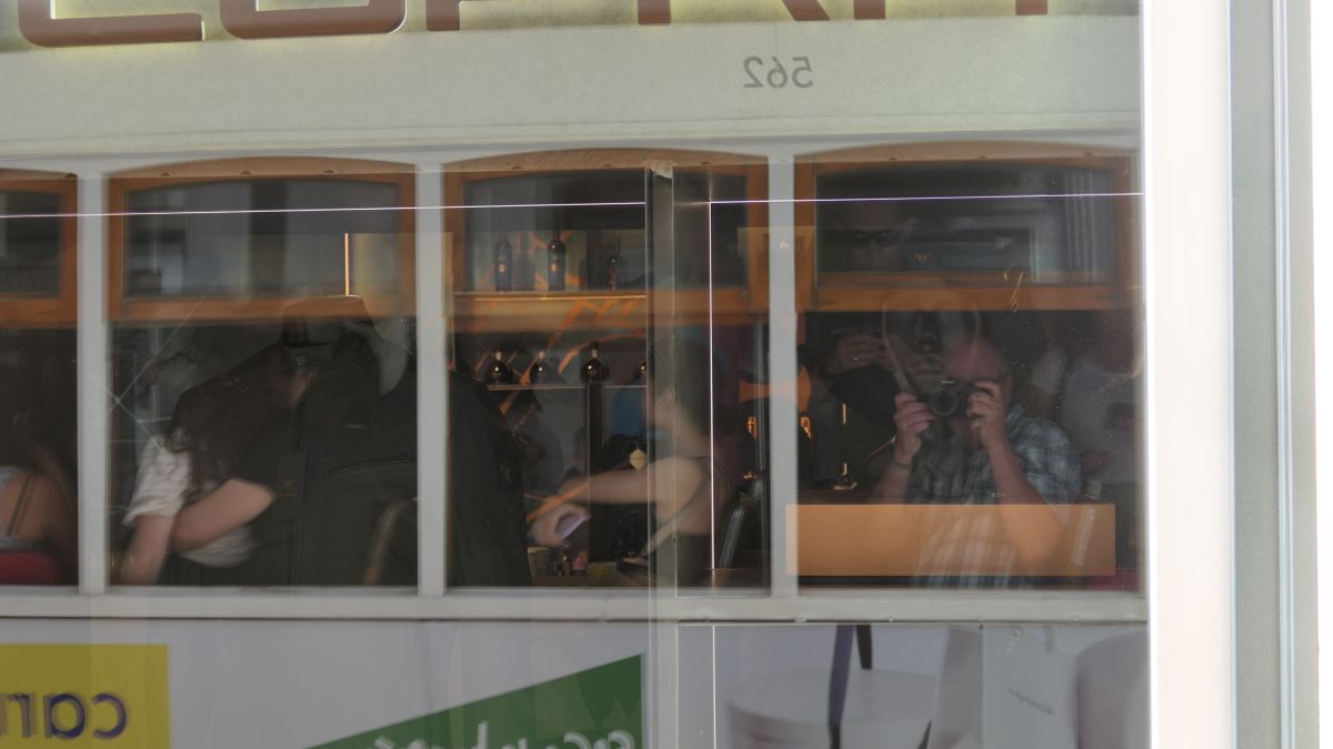 der Fotograf sitzt in der Tram28