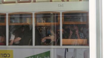 der Fotograf sitzt in der Tram28
