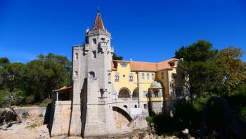 burgähnliches Gebäude am Farol de Santa Marta