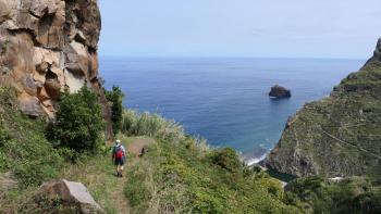 Blick zur kleinen Felseninsel Ilhéu da Rocha das Vinhas