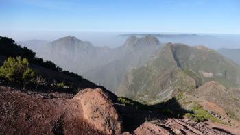 Blick vom Gipfel auf das dunstige Madeira
