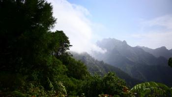 über den Encumeada-Pass fallen die Wolken wie ein Wasserfall und lösen sich auf