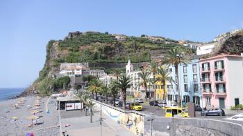 Unser neuer Standort in Ponta do Sol, rechts unser Hotel