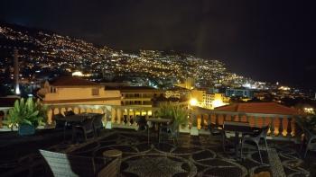 Blick vom Monte Carlo auf das nächtliche Funchal