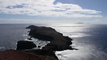 Blick vom Pico do Furado zum Leuchtturm und den Ilhas Desertas