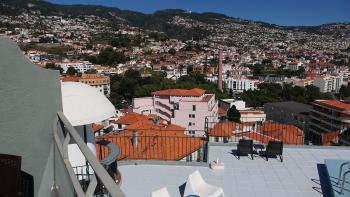 Blick aus dem Hotelzimmer auf Funchal