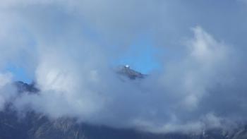 die Radarstation auf dem Pico do Arieiro lugt zwischen Wolken hervor
