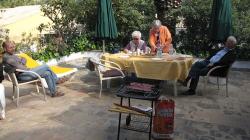 Grillvorbereitung auf der Terrasse der Casa Monica