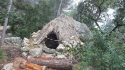 historische Schutzhütte am Wegesrand