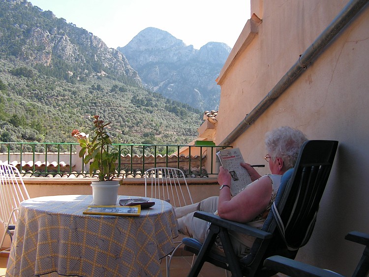 Blick von der Terrasse, Sieglinde mit Kreuzworträtsel