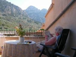 Blick von der Terrasse, Sieglinde mit Kreuzworträtsel