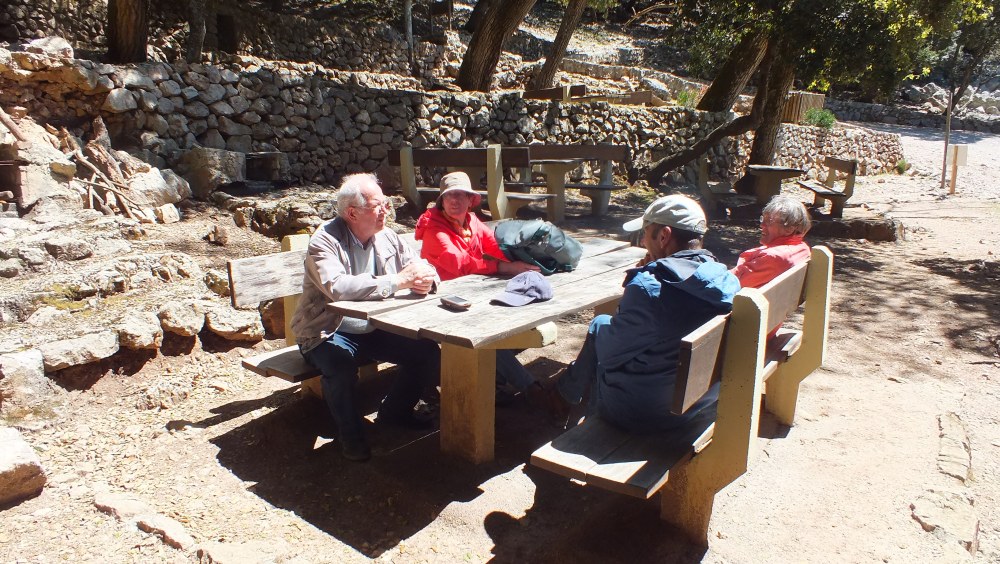 Am Rastplatz treffen wir den zweiten Teil der Wandergruppe