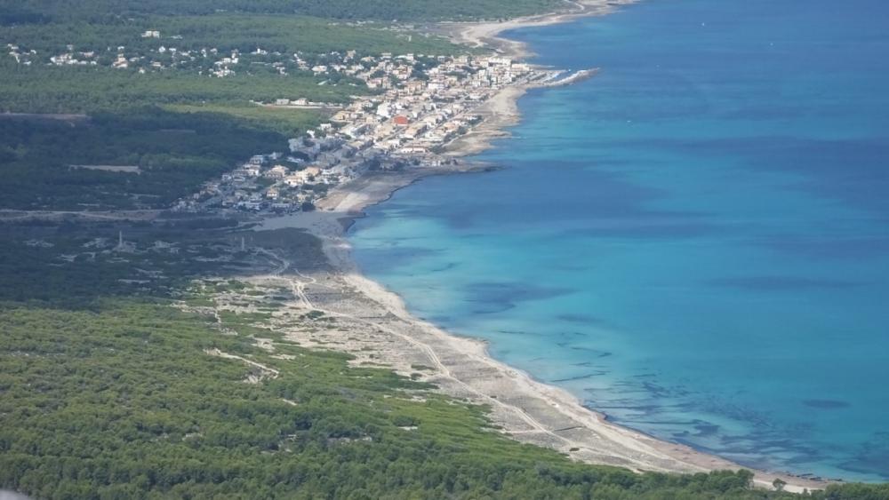 es gibt noch unbebauten Strand