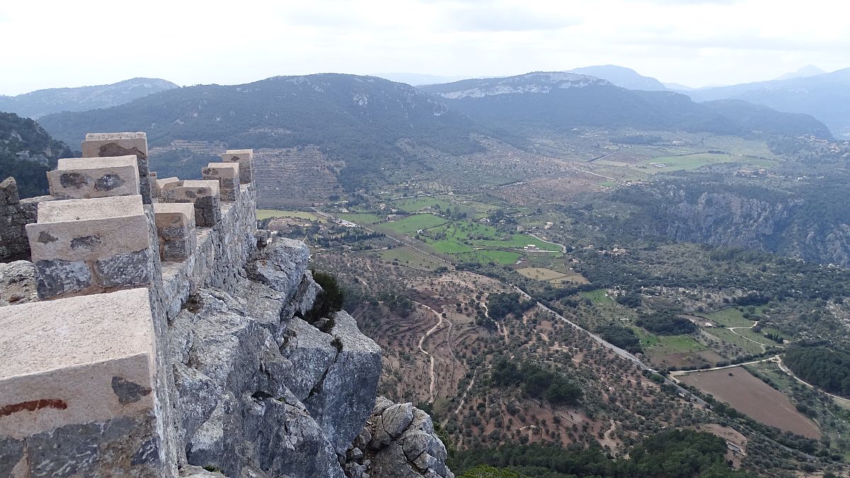 Blick vom Mirador de ses Puntes in die gurgelnde Tiefe