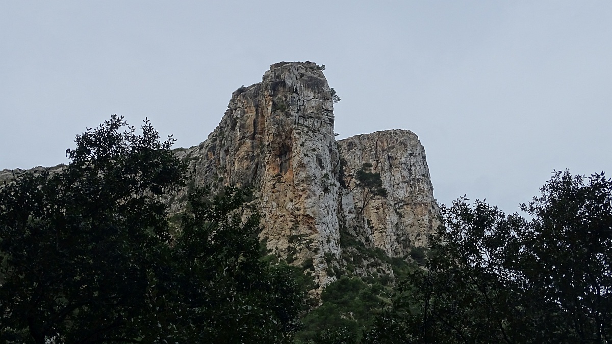 wir wandern an hohen Felskanten vorbei