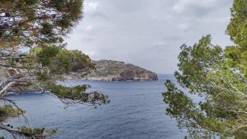 Blick auf die Bucht von Port de Soller während einer kleinen Wanderung