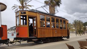 die gute alte Straßenbahn fährt noch zwischen Soller und Port de Soller