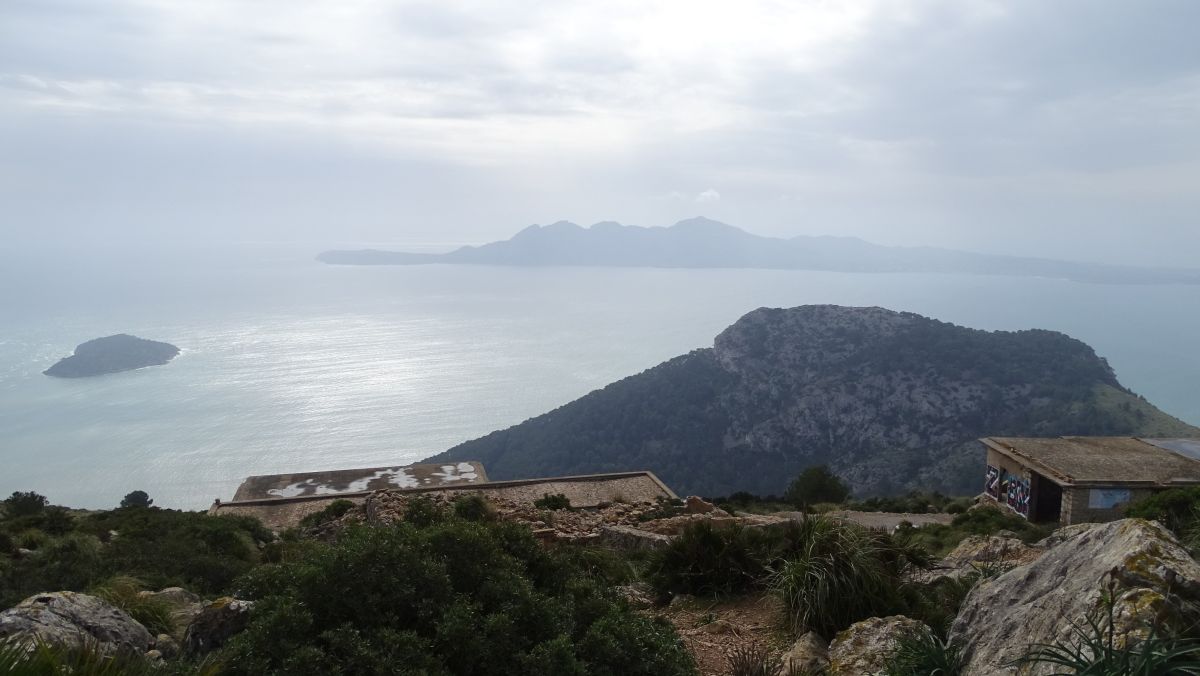 am Horizont die Halbinsel Alcudia