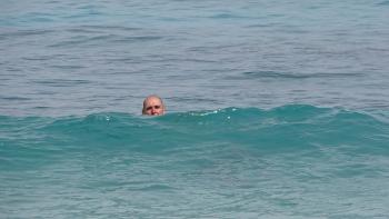 André wagt es ins Wasser, ich begnüge mich mit einem Fußbad