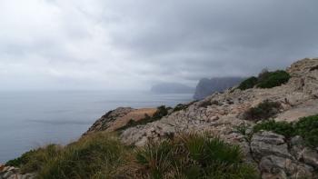 ein grauer Morgen, die Klippen von Formentor in den Wolken