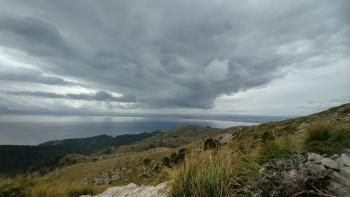 dramatisches Wolkentheater (mit Regen)