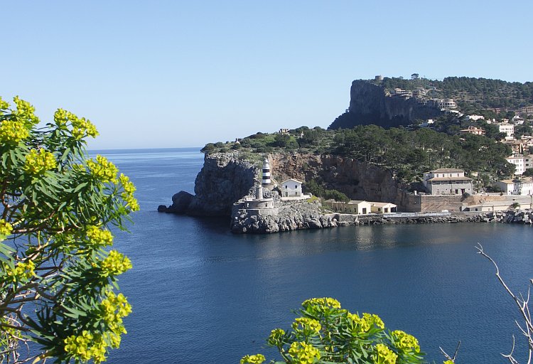 Leuchtturm am Port de Soller, gegenüber