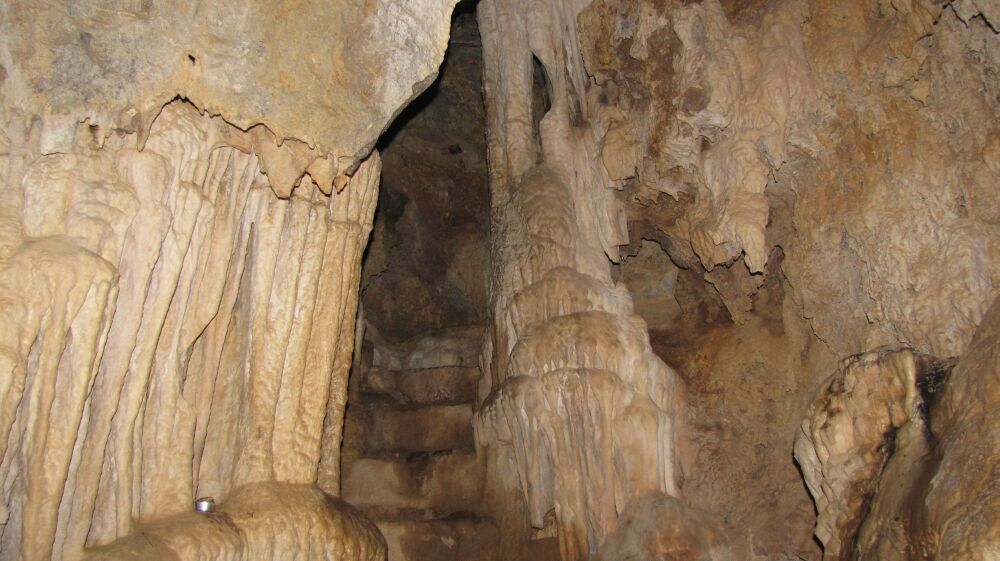 die Stufen haben angeblich Schmuggler in den Fels gehauen, die die Höhle benutzten
