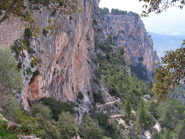 Steilwand vorm Castell de Alaro