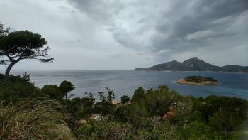 Blick vom Puig Blanc nach Sa Dragonera und dem Inselchen Es Pantaleu