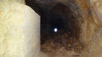 Auf dem Weg gab es ein Tunnelsystem unter dem Talaia d’Albercutx zu entdecken