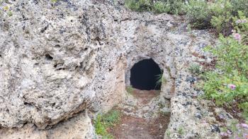 eine Grabhöhle in der Nekropole von Cala Sant Vicenç