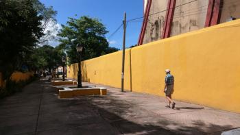 André delante de una pared naranja
