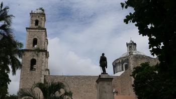 Kathedrale mit Denkmal von Manuel Cepeda Peraza