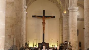 in der innen schmucklosen Kathedrale, aber mit weltweit größtem Kruzifix