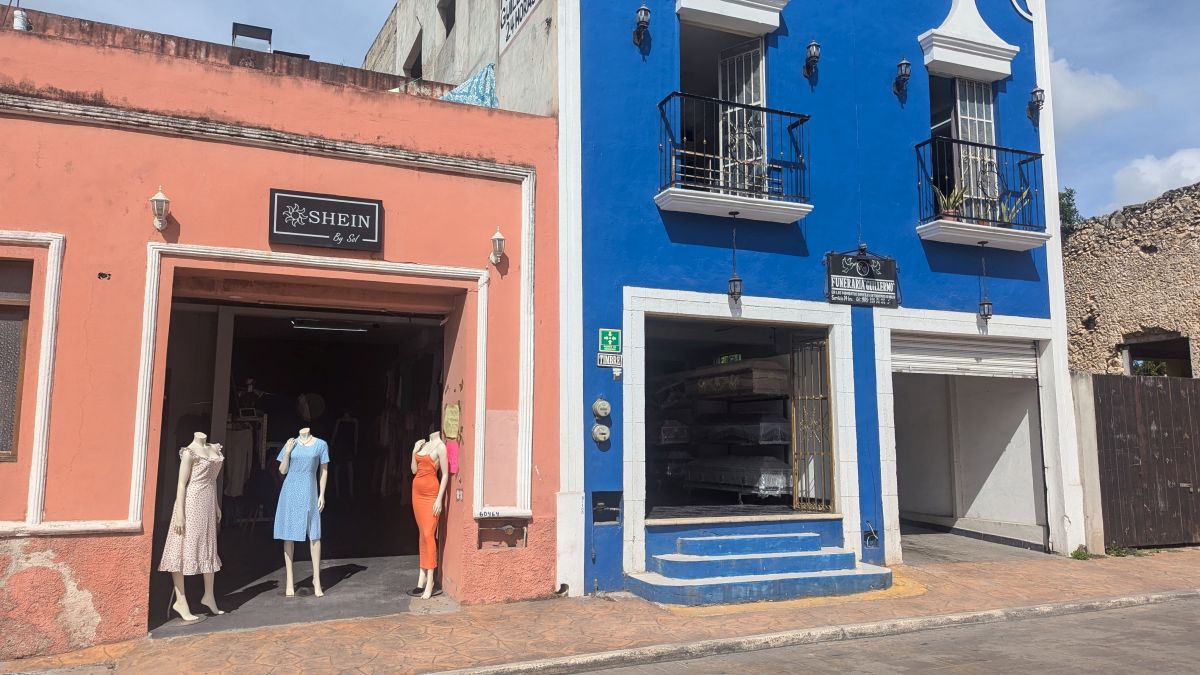 Sargladen neben Modegeschäft in Valladolid