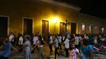 religöser Umzug in Izamal, mit viel Musik und Knallerei