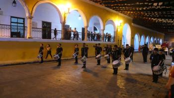 religöser Umzug in Izamal, mit viel Musik und Knallerei