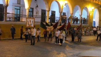 religöser Umzug in Izamal, mit viel Musik und Knallerei
