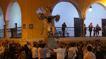 religöser Umzug in Izamal, mit viel Musik und Knallerei