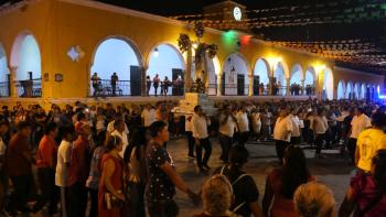 religöser Umzug in Izamal, mit viel Musik und Knallerei