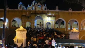 religöser Umzug in Izamal, mit viel Musik und Knallerei