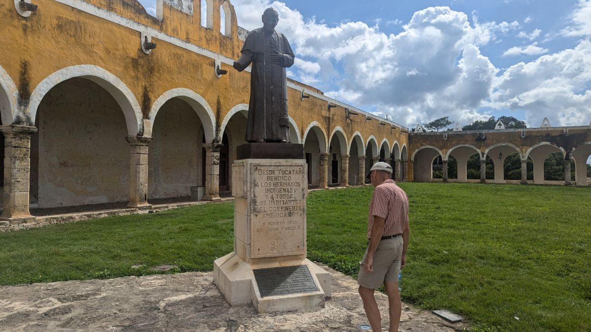 Denkmal zum Papstbesuch in Izamal
