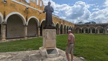 Denkmal zum Papstbesuch in Izamal
