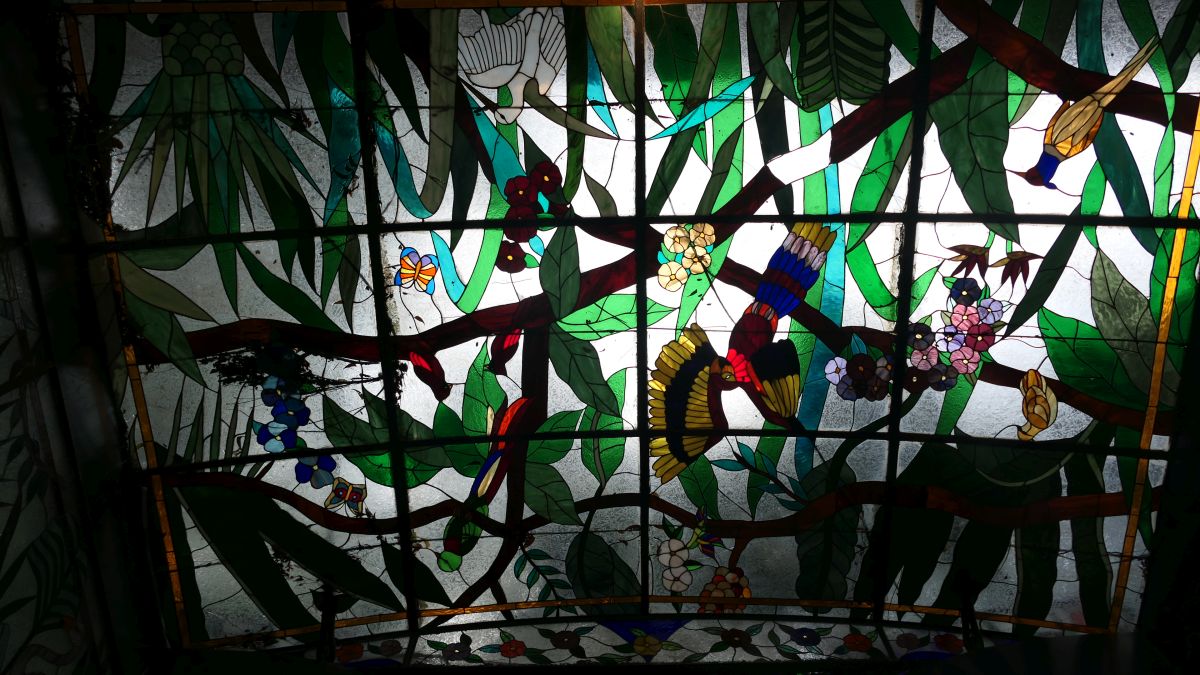 tropische Motive im Glasdach eines Hoteleingangs