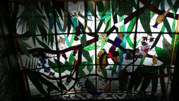 tropische Motive im Glasdach eines Hoteleingangs