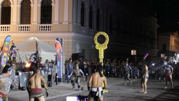 Pok-Ta-Pok- Spiel vor der Kathedrale