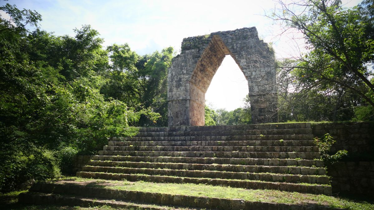 Kabah, Arco an der alten Mayastraße (Sacbé) durch den Dschungel nach Uxmal