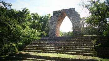 Kabah, Arco an der alten Mayastraße (Sacbé) durch den Dschungel nach Uxmal