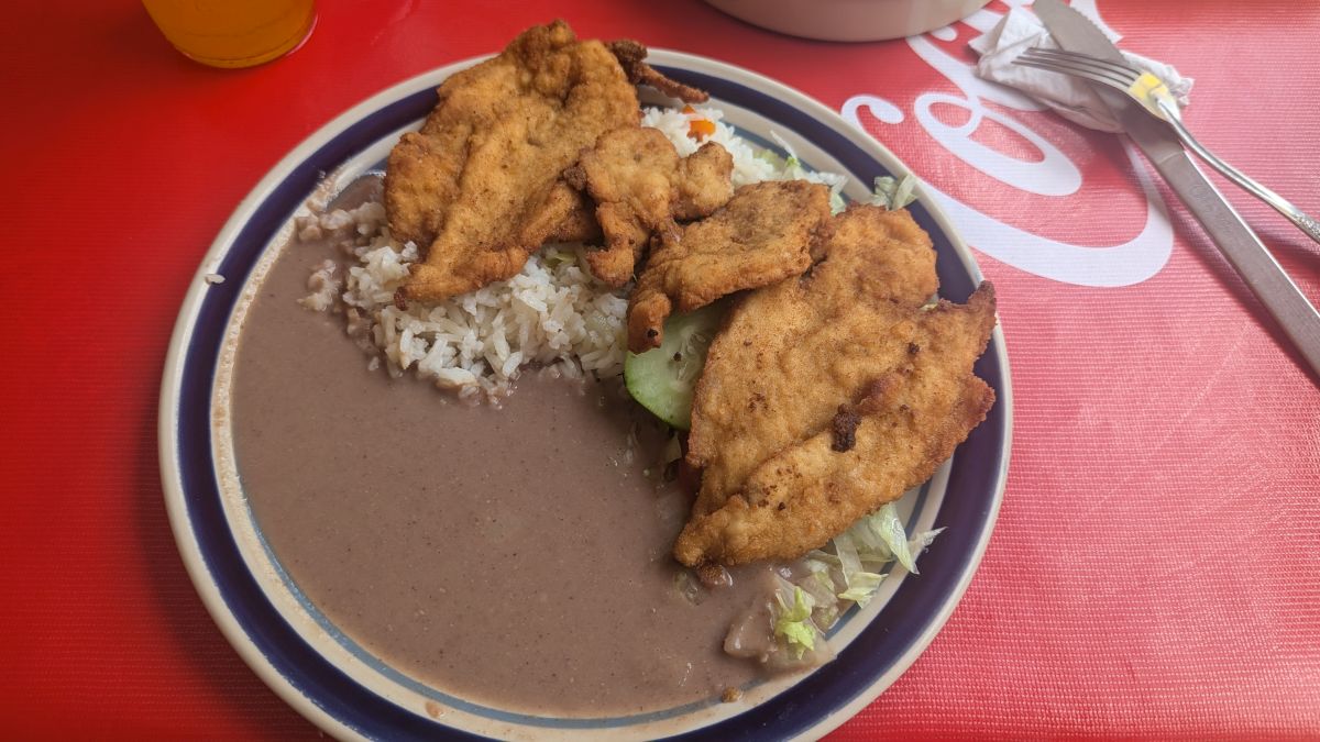 "Milanesa de Pollo" Hühnerschnitzel mit Reis und Bohnenpampe"