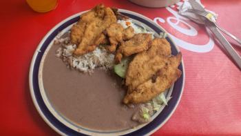 "Milanesa de Pollo" Hühnerschnitzel mit Reis und Bohnenpampe"